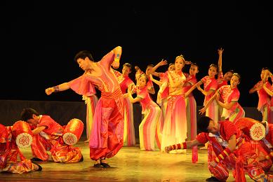 群舞《花鼓敲天下》获第二届华东六省一市大学生舞蹈大赛表演一等奖
